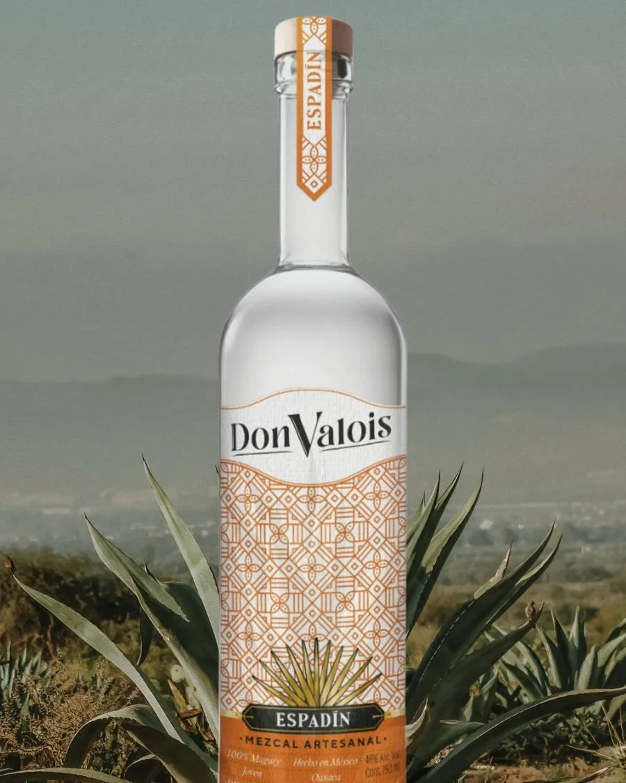 Botella de Don Valois Espadín entre agaves de la Sierra Sur de Oaxaca